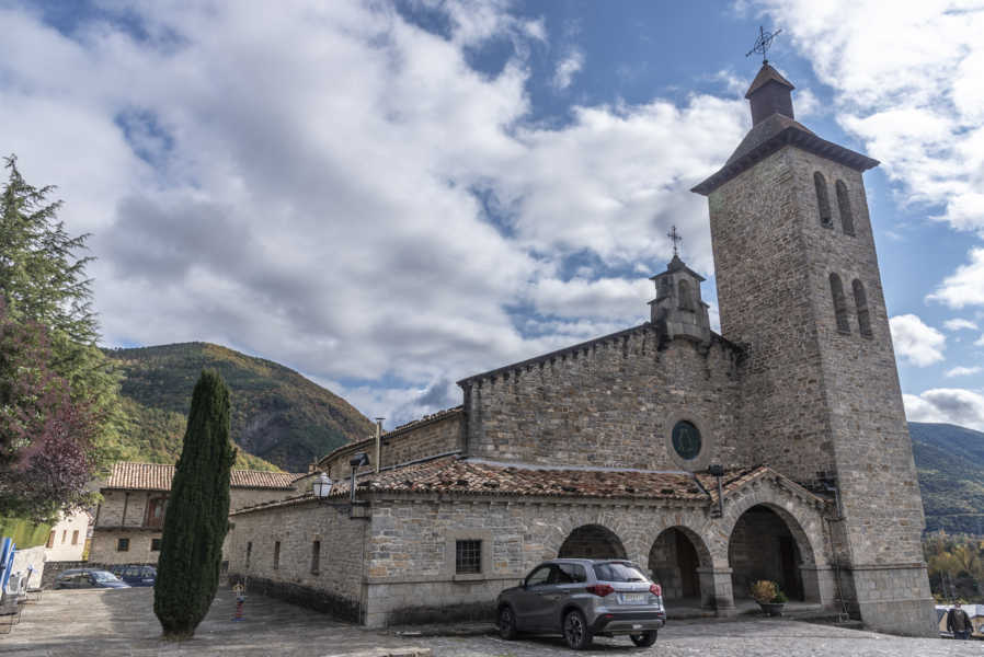 Huesca - Biescas 7 - parroquia del Salvador.jpg